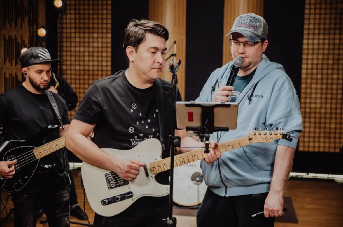 Купание обезьяны в теплой воде