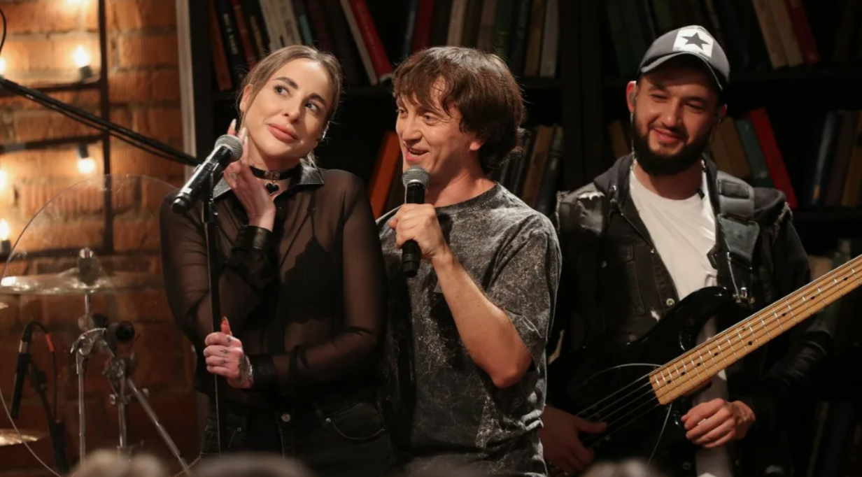 Купание обезьяны в теплой воде