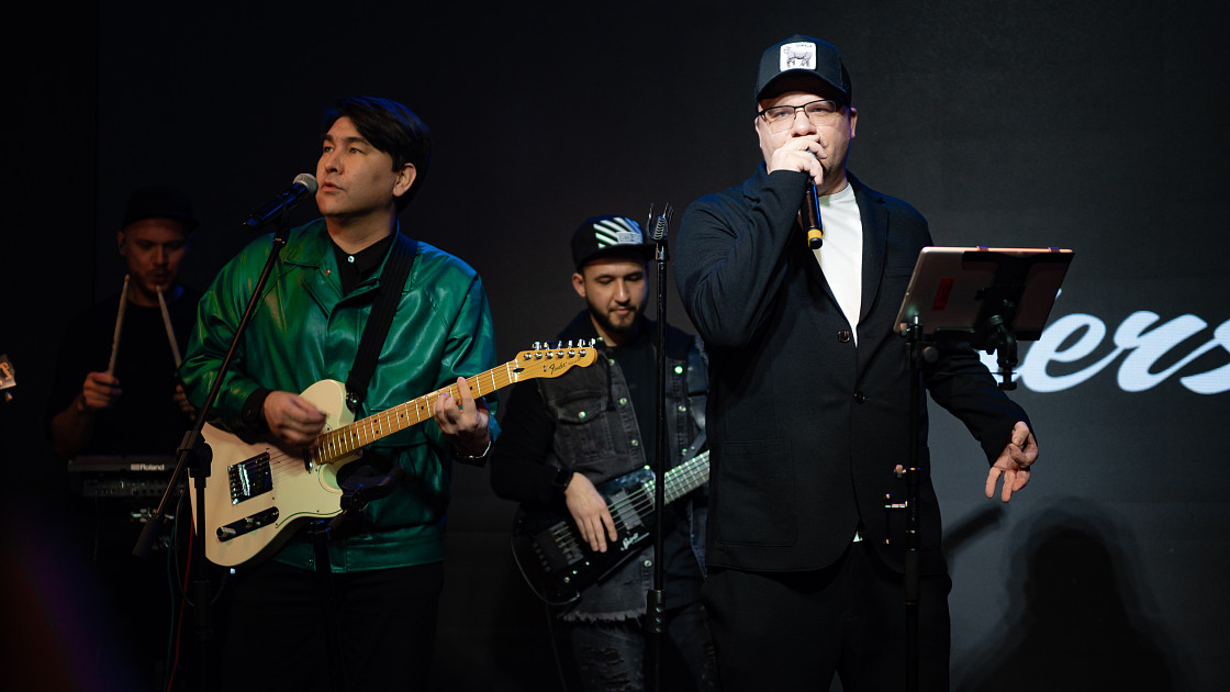 Купание обезьяны в теплой воде